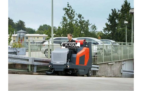 xe quet rac ngoi lai sweepmaster 1500 rh hinh 4